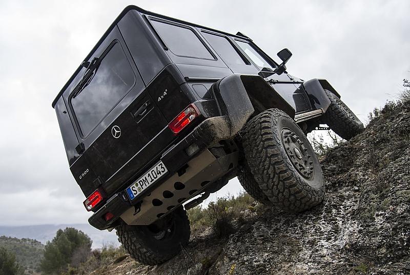 Die Bodenfreiheit des Mercedes G 500 4x4 hoch liegt bei 45 Zentimetern