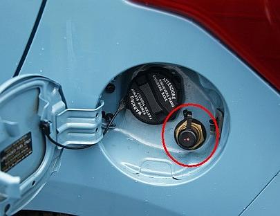 LPG tanken ist einfach. Kappe ab (roter Kreis), Adapter aufschrauben, Zapfpistole aufschrauben, Hebel an Zapfpistole und Gasknopf an der Zapfsäule drücken – fertig.