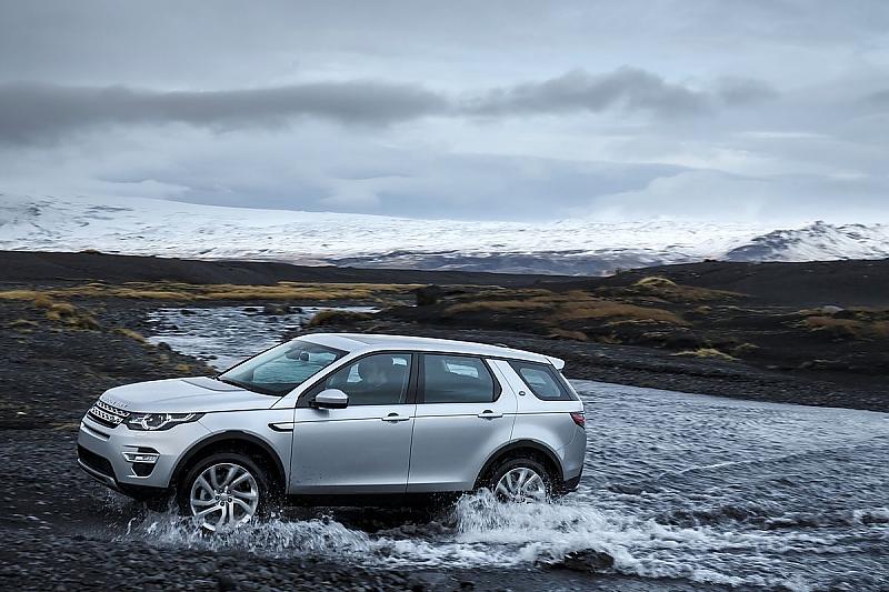 Bis zu 60 Zentimeter tiefe Wasserstellen kann der neue Land Rover Discovery Sport durchfahren.