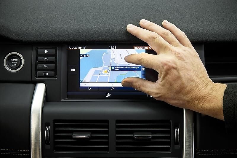Die InControl Apps-Lösung sorgt dafür, dass geeignete Smartphone-Apps direkt und intuitiv auf dem Acht-Zoll-Touchscreen bedient werden können.