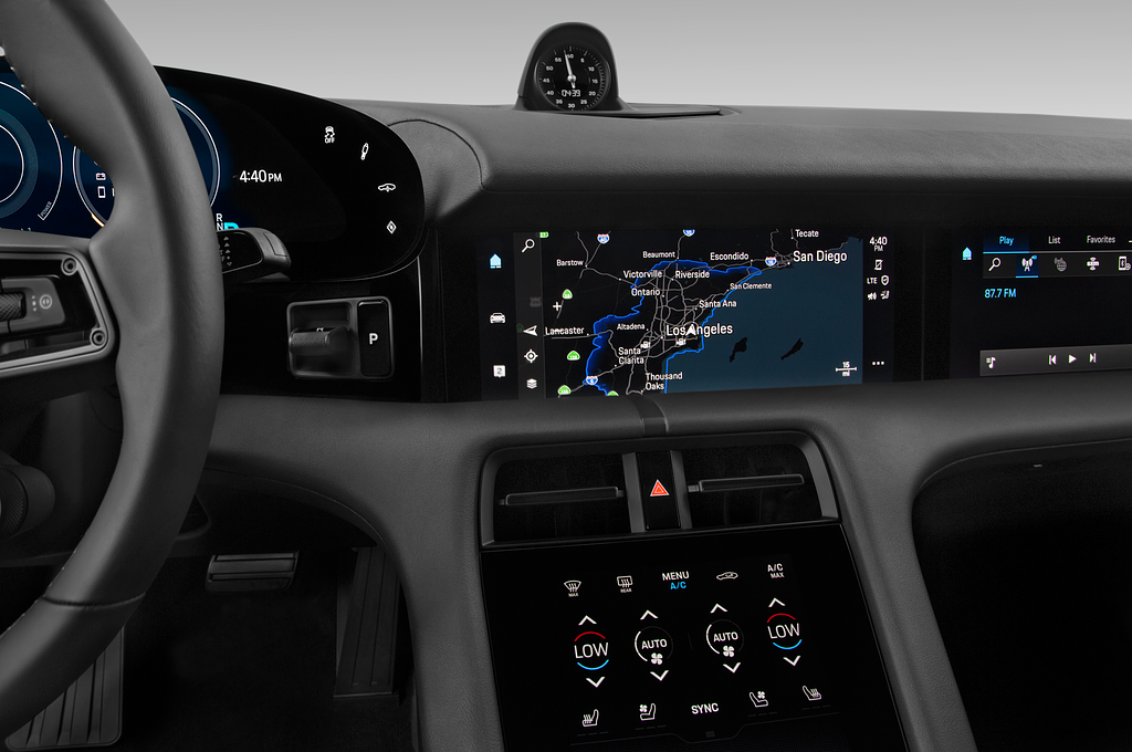 Porsche Taycan (Baujahr 2021) 4S 4 Türen Mittelkonsole