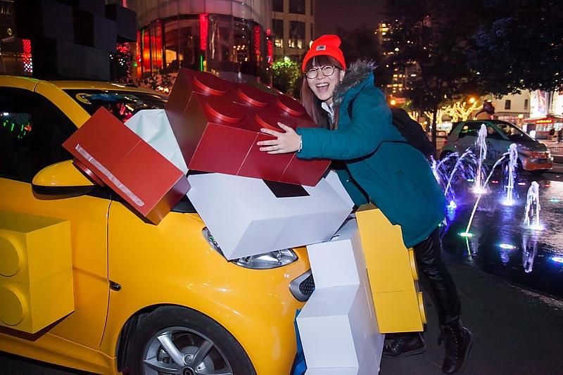 Smart Times China in Shanghai 2014: Künstlerin Trickie kreierte einen Smart aus dem Computerspiel Angry Bird und Lego-Steinen
