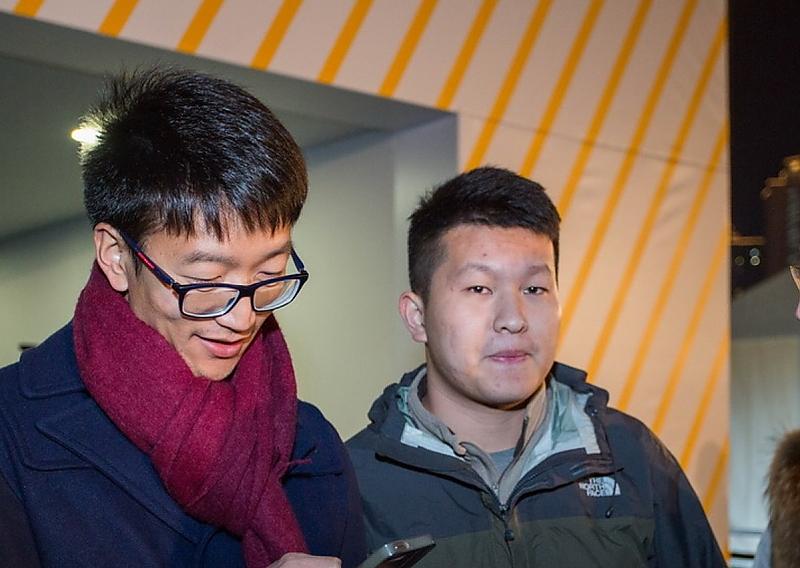 Smart Times China in Shanghai : Zhang Jie (36, links) und Shen Chao (20, rechts) sind eingefleischte Smartfans