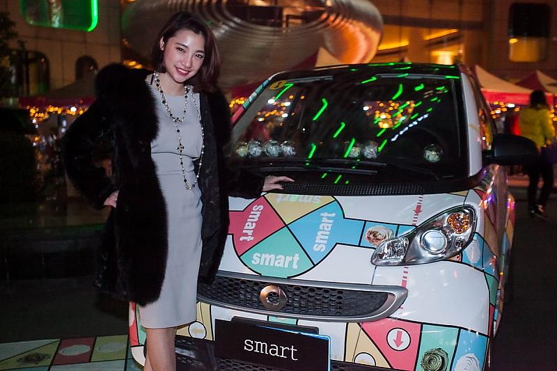 Kreativkünstlerin An Xin aus Peking mit ihrem Rosen-Smart