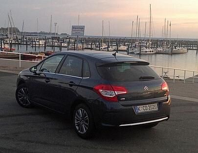 Der Citroen  C4 im Jachthafen von Kiel.