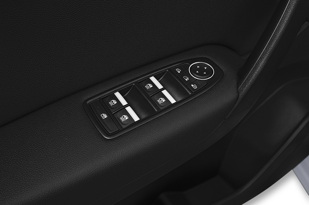 Renault Captur (Baujahr 2020) Intens E-Tech 5 Türen Bedienungselemente Tür