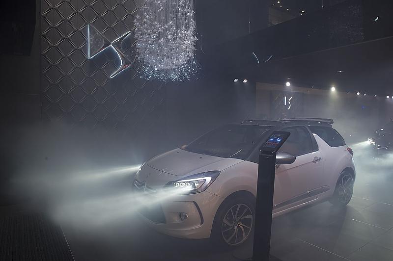 Die Scheinwerfer des Citroen DS 3 THP 165 haben jeweils eine Kombination aus LED-Leuchte und einer Xenon-Lampe