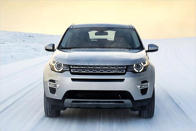 Typisch Land Rover: Die schalenförmige Motorhaube und der Zwei-Streben-Kühlergrill mit sechseckigem Maschengeflecht