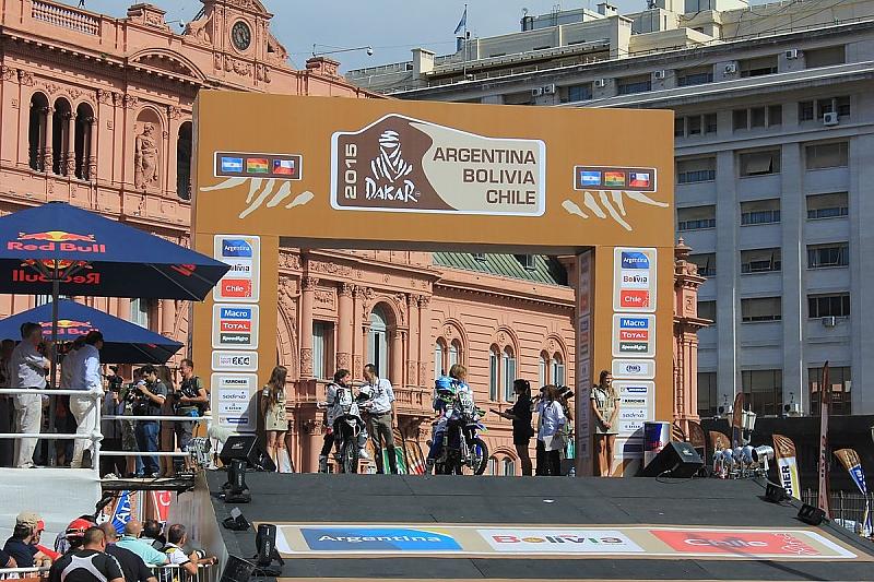 Direkt vor dem Präsidenten-Palast in Buenos Aires lassen sich die Motorsporthelden vor dem eigentlichen Start feiern.