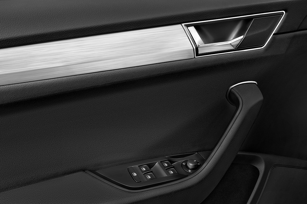 Skoda Superb Combi (Baujahr 2023) Ambition 5 Türen Bedienungselemente Tür