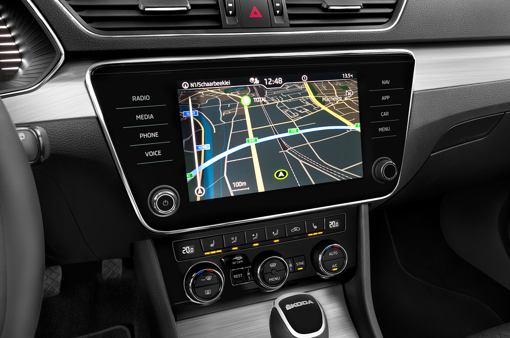 Skoda Superb Combi (Baujahr 2023) Ambition 5 Türen Mittelkonsole