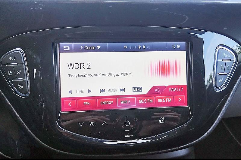 Das große Infotainmentsystem des Opel Corsa 5T Innovation 1.0 115 PS.