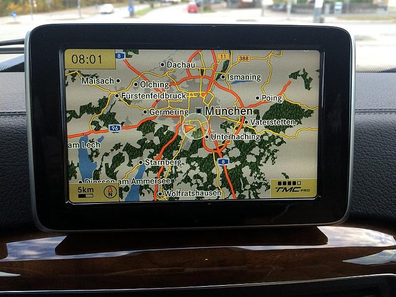 Auch der Bildschirm des Mercedes G 500 zeigt sich in überschaubaren Dimensionen