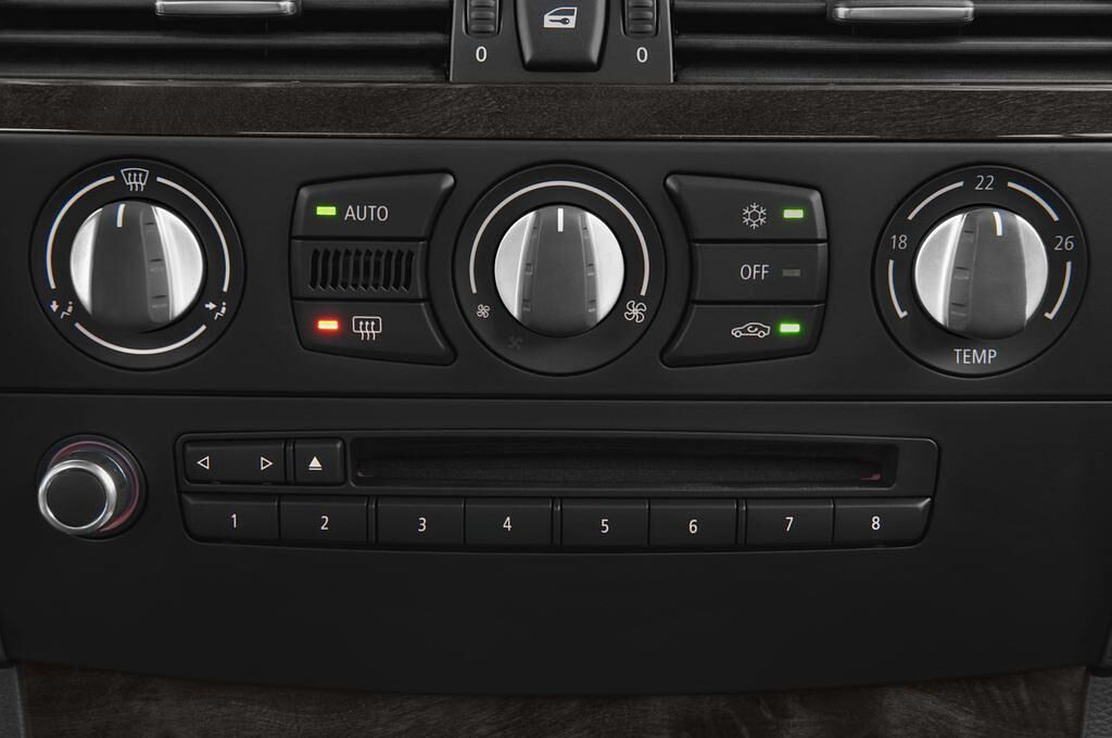 BMW 5 Series (Baujahr 2009) 523i 4 Türen Temperatur und Klimaanlage