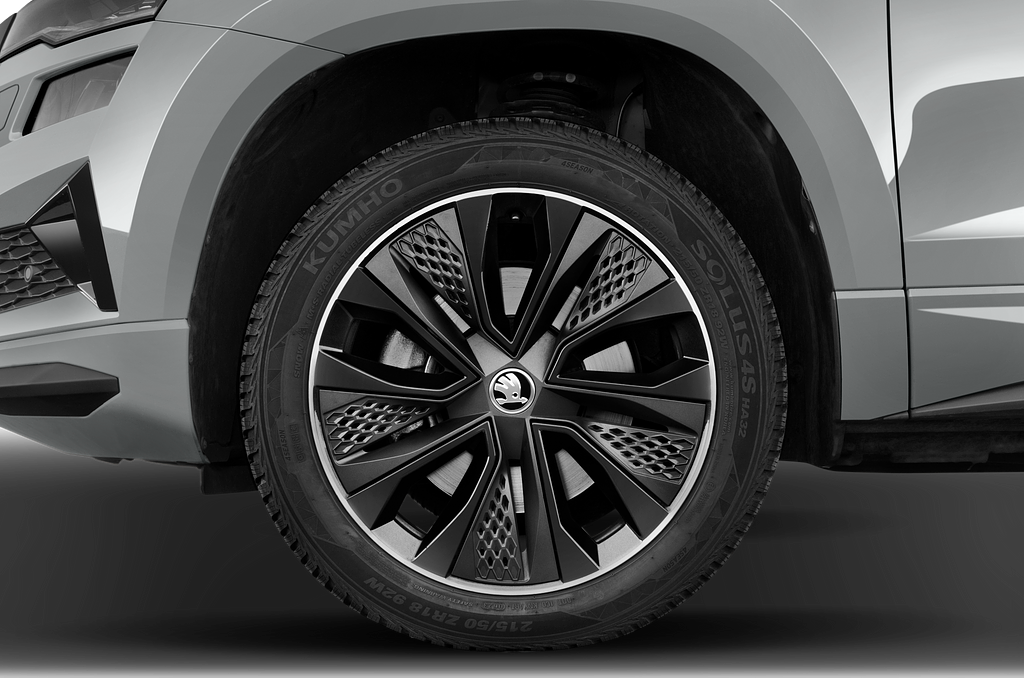 Skoda Karoq (Baujahr 2023) Sportline 5 Türen Reifen und Felge