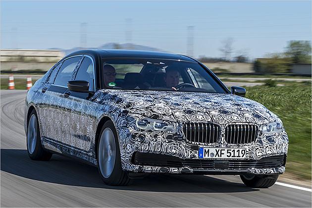 So richtig viel erkennt man noch nicht vom neuen BMW 7er. Fahren durften wir ihn aber schon