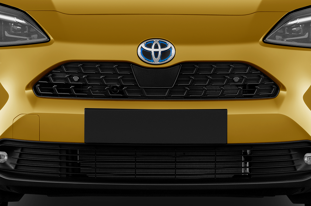 Toyota Yaris Cross Hybride (Baujahr 2023) Team Deutschland 5 Türen Kühlergrill und Scheinwerfer
