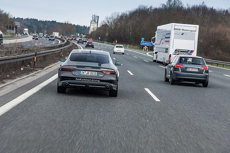 Die Fahrbahnmarkierungen helfen der Technik bei der Orientierung