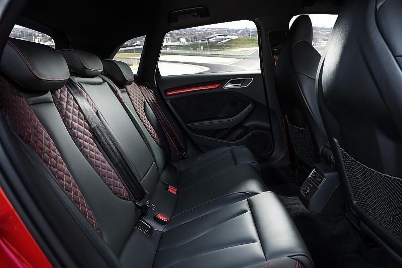 Wie in der Kompaktklasse üblich bietet auch der Audi RS 3 Sportback auf der Rückbank nur eingeschränkten Platz