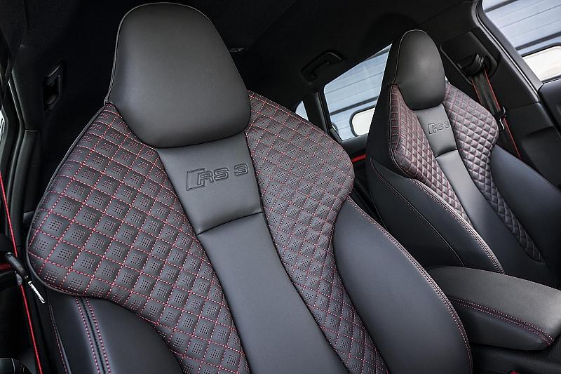 Rot abgesetzte Ziernähte als Option im Audi RS 3 Sportback