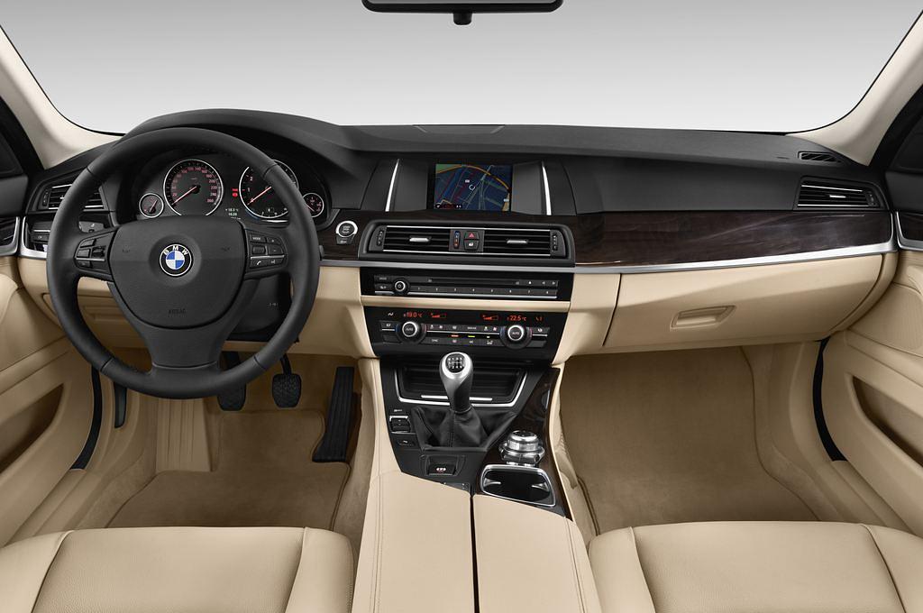 BMW 5 Series (Baujahr 2014) - 4 Türen Cockpit und Innenraum