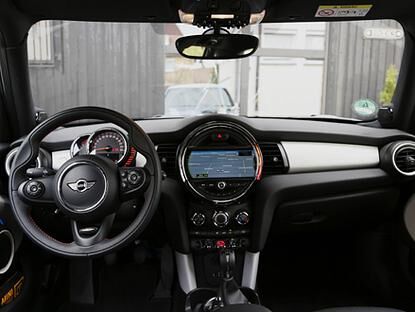 Das John Cooper Works-Lederlenkrad kostet genau wie der witzige LED-Ring Aufpreis.
