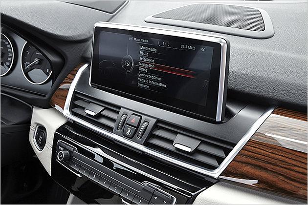 Das Top-Infotainmentsystem "Navigation Plus" umfasst ein 8,8-Zoll-Display. Kostenpunkt: Satte 2.490 Euro