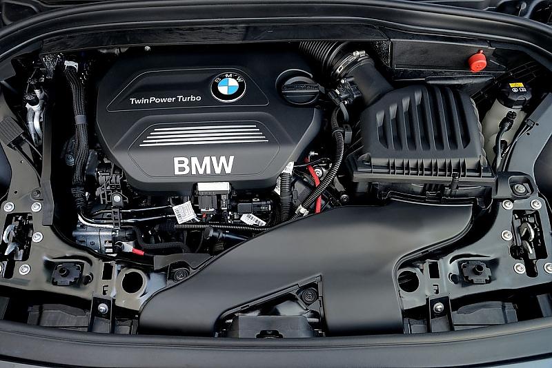 Der 2,0 Liter große Reihen-Vierzylinder-Dieselmotor des BMW 220d xDrive Gran Tourer.