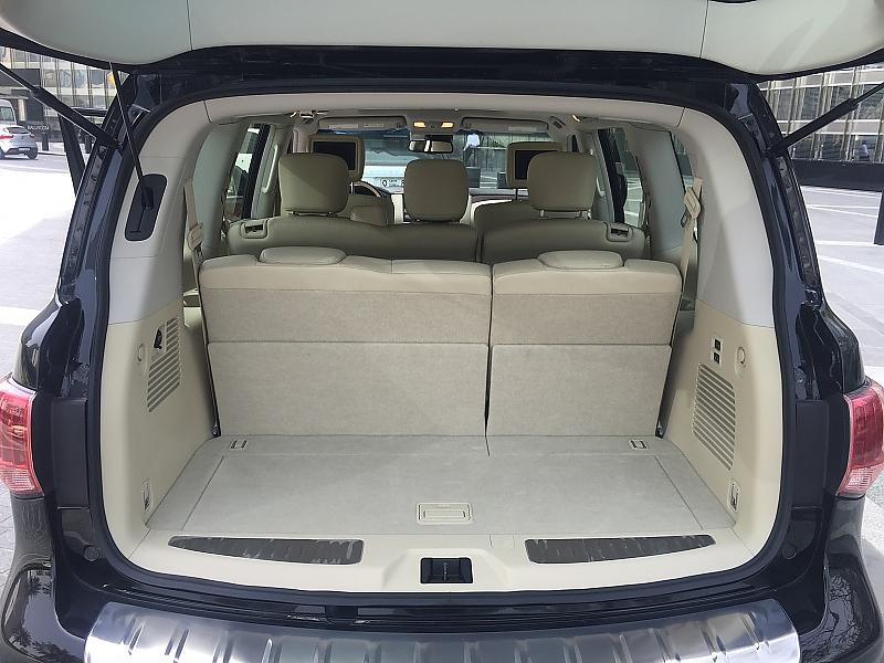 Infiniti QX 80 AWD bis zu acht Personen finden vor dem Laderaum Platz
