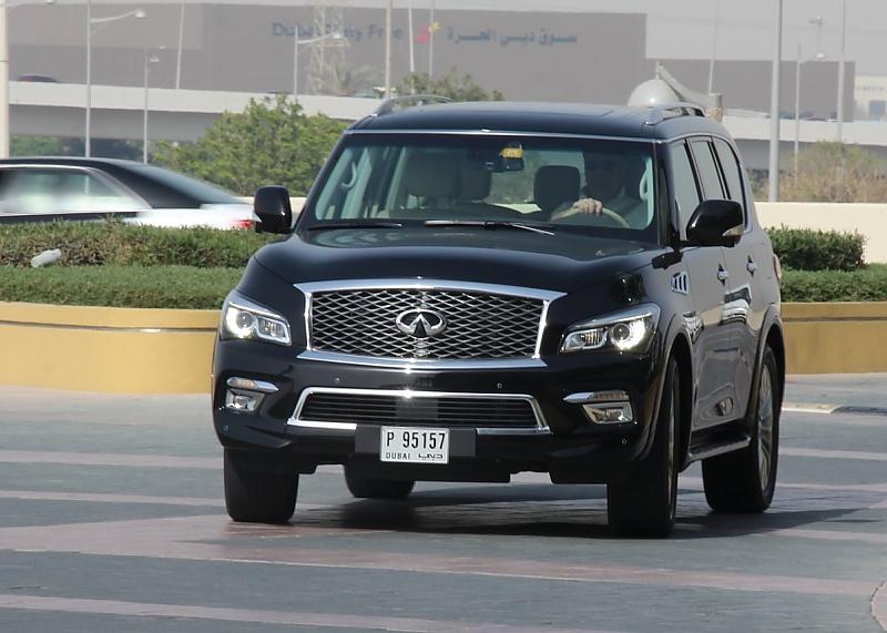 Infiniti QX 80 AWD - der wankt gern