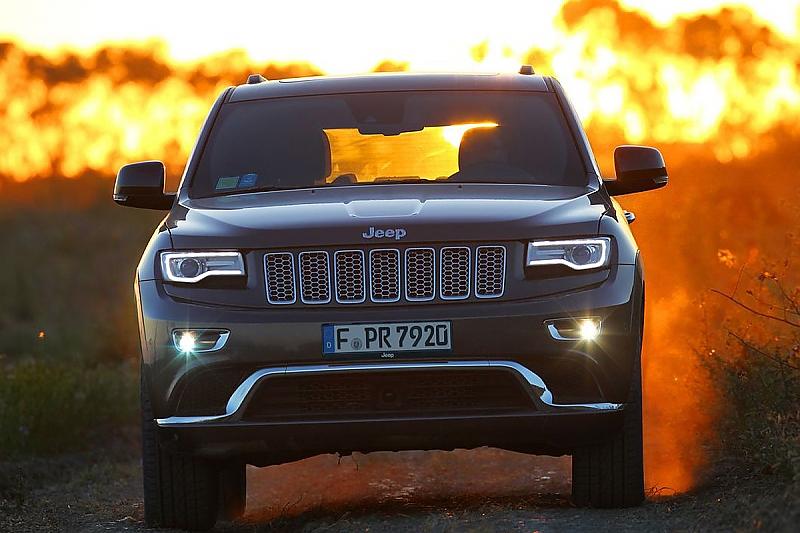 Der Jeep Grand Cherokee bahnt sich seinen Weg fast überall durch.