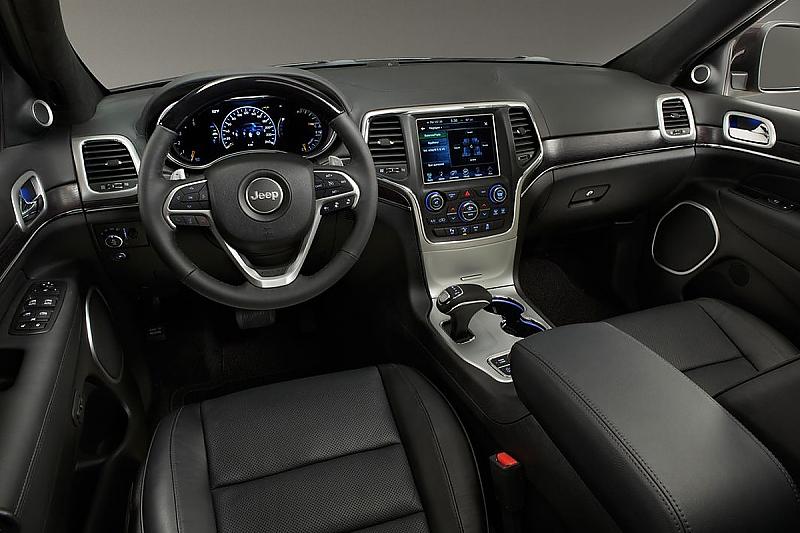 Das Cockpit des Jeep Grand Cherokee.