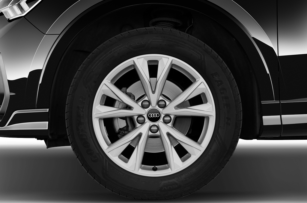 Audi Q3 (Baujahr 2023) S Line 5 Türen Reifen und Felge