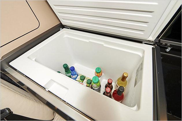 Die 40-Liter-Kühlbox sorgt stets für genügend kalte Getränke und hält Lebensmittel frisch