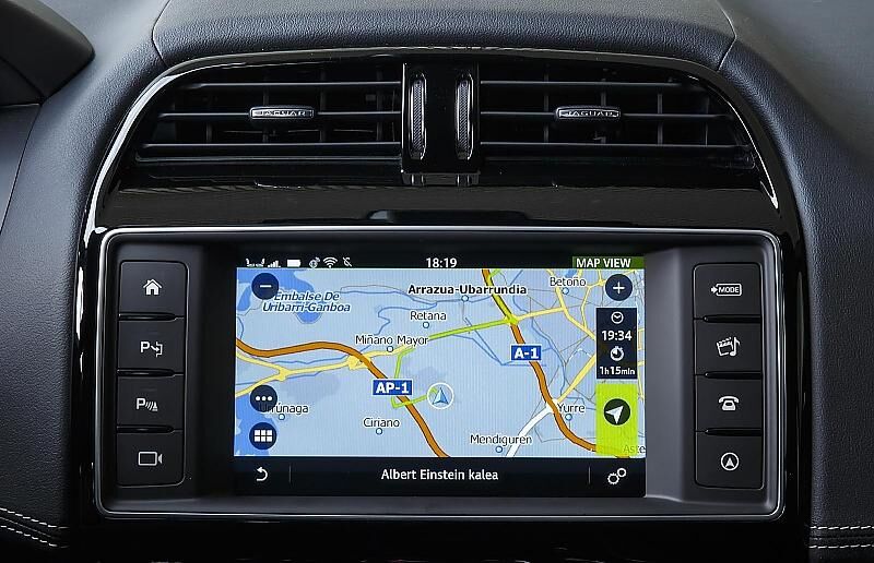 Endlich gibt es im Jaguar XE auch ein modernes Navigationssystem
