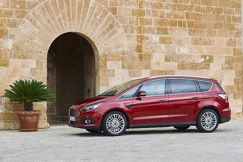 Ford S-Max - er tritt gegen die kleiner werdende Zahl großer Vans an