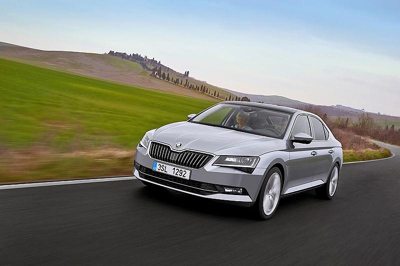 Der Skoda Superb liegt satt auf der Straße
