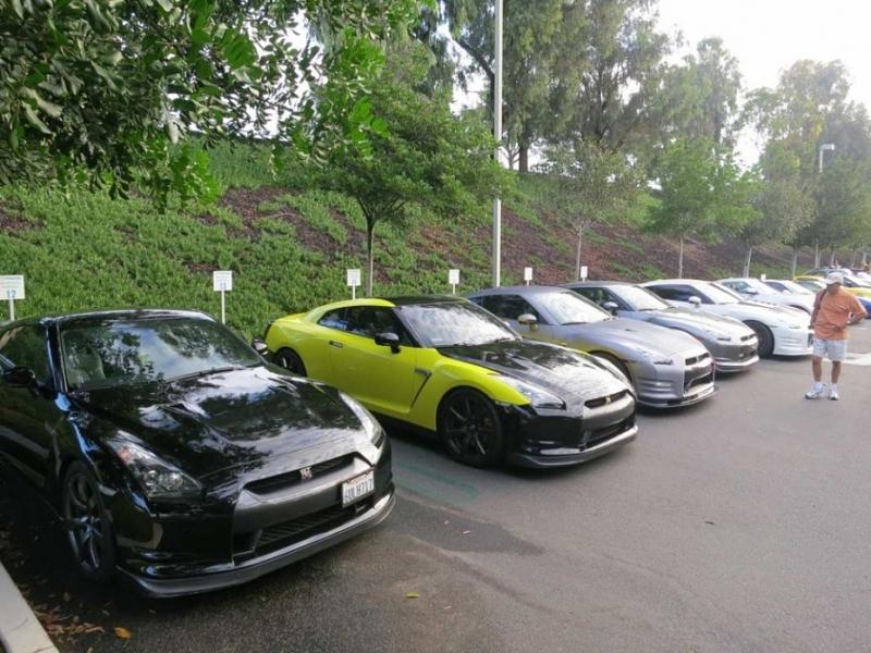 Ein ganz normaler Nissan GT-R-Parkplatz.