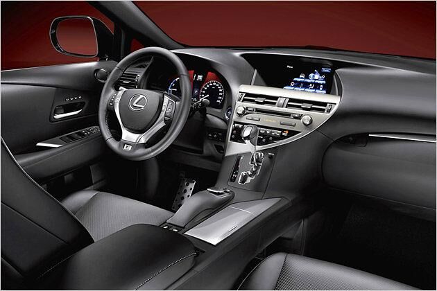 Bei der Cockpitgestaltung und Materialwahl reicht das Lexus-SUV allerdings nicht an Audi, BMW und Mercedes heran