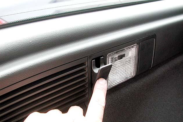 Gepäckhaken die auf Fingerdruck ausfahren