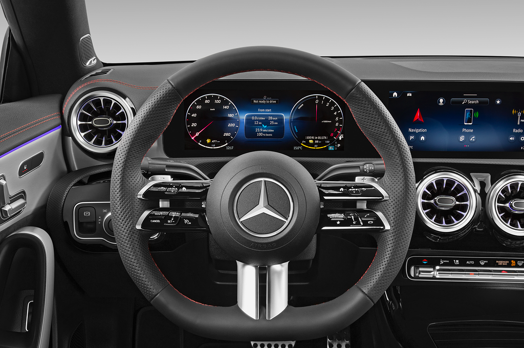 Mercedes CLA Coupe (Baujahr 2024) 250 e AMG Line 4 Türen Lenkrad