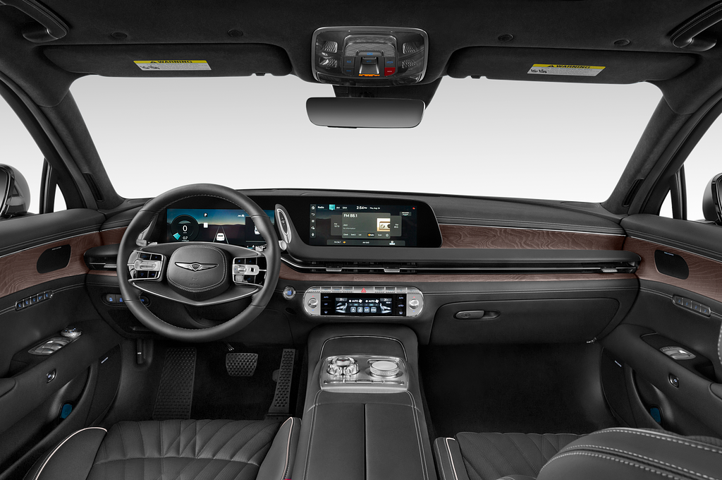 Genesis G90 (Baujahr 2023) Base 5 Türen Cockpit und Innenraum