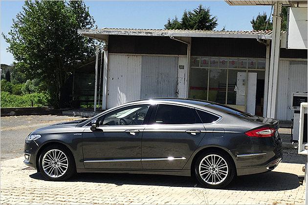 Der Mondeo Vignale, hier die viertürige Limousine, glänzt außen mit einer ganzen Menge Chromschmuck