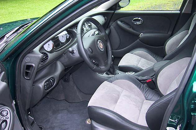 Sportliche Schalensitze mit gutem Seitenhalt
