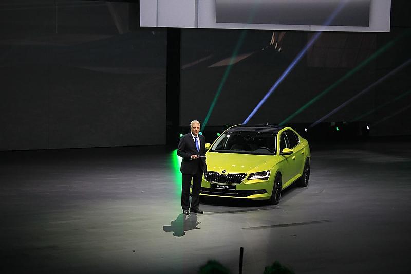 Skoda-Chef Winfried Vahland vor dem fast neuen Superb.