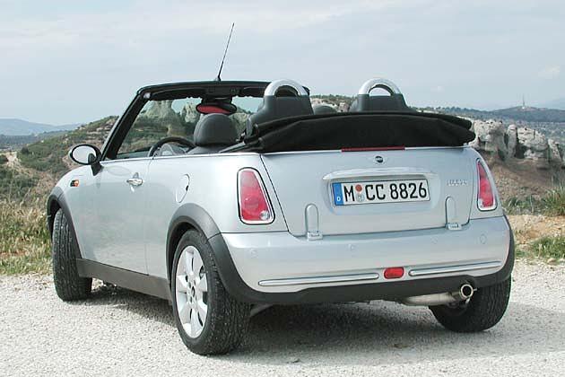Die weit nach oben stehenden Überrollbügel sind ein Markenzeichen des Mini Cabrio
