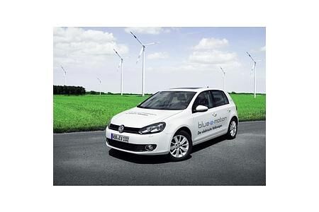 Golf Blue-e-Motion „unterm Dach“ des Bremer Plus-Energie-Hauses