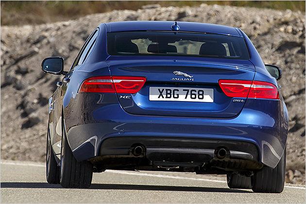 Die Heckpartie des XE wirkt eher konservativ, die Leuchten zitieren teilweise den F-Type