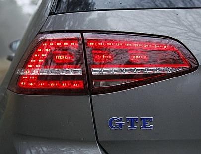 Der VW Golf GTE gibt sich vor allem durch die blauen Schriftzüge zu erkennen. 