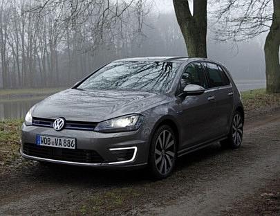 Ein Hybrid kann auch schnell unterwegs sein. Mit 231 km/h (gem. Tacho) Höchstgeschwindigkeit kommt er dem VW Golf GTI (246 km/h gem. Tacho) gefährlich nahe.